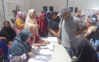 Kepala Desa Jatireja Kawal Langsung Penyaluran Bantuan Beras Bapanas Pastikan Tepat Sasaran