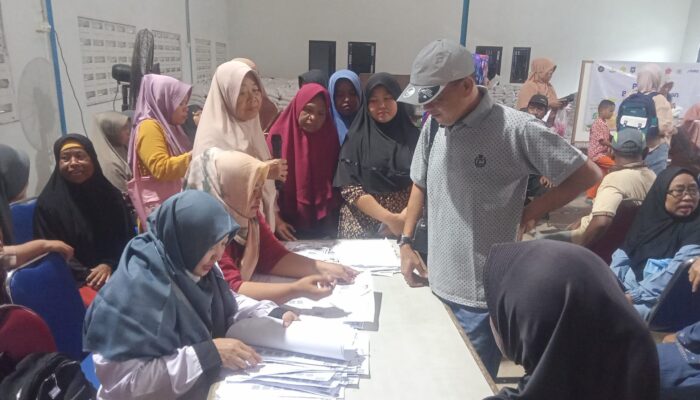 Kepala Desa Jatireja Kawal Langsung Penyaluran Bantuan Beras Bapanas Pastikan Tepat Sasaran