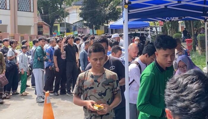 Jumat Berkah Polrestabes Bandung: 800 Snack & Air Mineral Dibagi ke Jamaah Usai Salat*