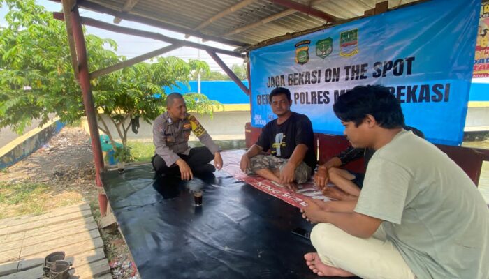 Jaga Bekasi On The Spot, Bhabinkamtibmas Cipayung Ajak Warga Tetap Solid Dalam Menjaga Harkamtibmas.