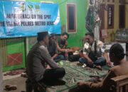 “Jaga Bekasi On The Spot” Turun ke Jatibaru! Bhabinkamtibmas Sapa Warga, Kunci Poskamling & Waspada Anak Gaul Malam