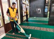 Sambut Hari Bhayangkara, Personel Polsek Cikarang Timur Gelar Bakti Religi Bersihkan Masjid Darunnida
