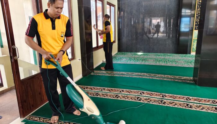 Sambut Hari Bhayangkara, Personel Polsek Cikarang Timur Gelar Bakti Religi Bersihkan Masjid Darunnida