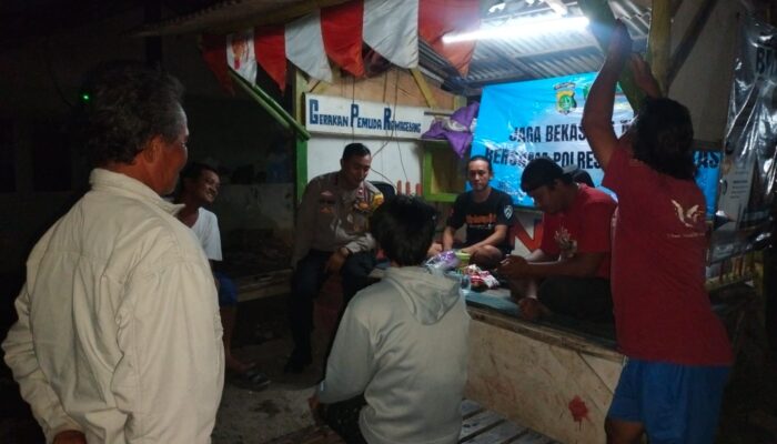 Poskamling Harus Hidup Lagi: Polsek Cikarang Timur Sapa Warga Tengah Malam, Ajak Jaga Bekasi Bareng-Bareng