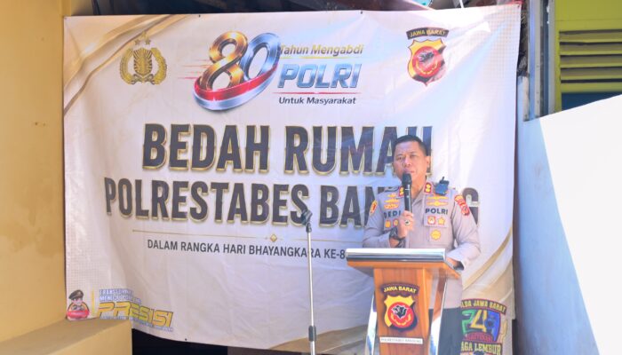Wujudkan Rumah Layak Huni, Polrestabes Bandung Bedah Rumah Warakawuri Ibu Iis Nuryati