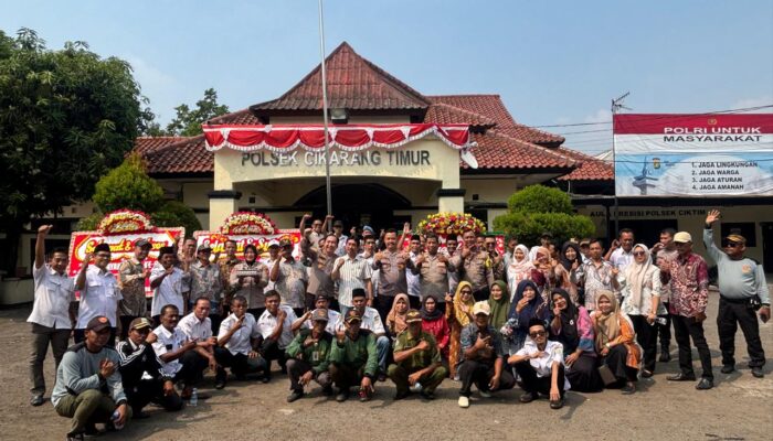 Peringati Hari Bhayangkara ke-80, Koramil 08/ Lemah Abang dan Pemdes Tanjungbaru Sambangi Polsek Cikarang Timur