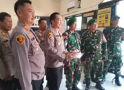 Sinergitas Tanpa Batas: Personil Koramil 08/Lemah Abang Beri Kejutan HUT Bhayangkara ke-80 di Polsek Cikarang Timur