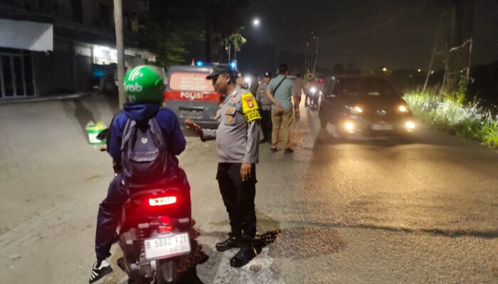 Pemeriksaan Selektif & Humanis, Polsek Cikarang Timur Perkuat Keamanan Malam di Jalan Citarik