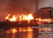 Gerak Cepat TNI, Koramil 08/Lemah Abang Terjunkan Mobil Water Tank Padamkan Kebakaran 15 Lapak Palet di Kedungwaringin