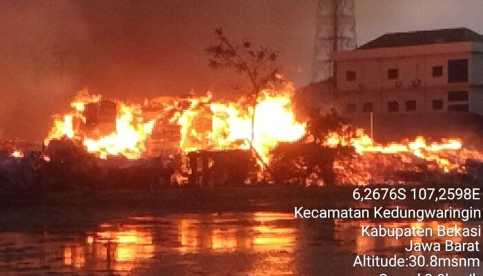 Gerak Cepat TNI, Koramil 08/Lemah Abang Terjunkan Mobil Water Tank Padamkan Kebakaran 15 Lapak Palet di Kedungwaringin