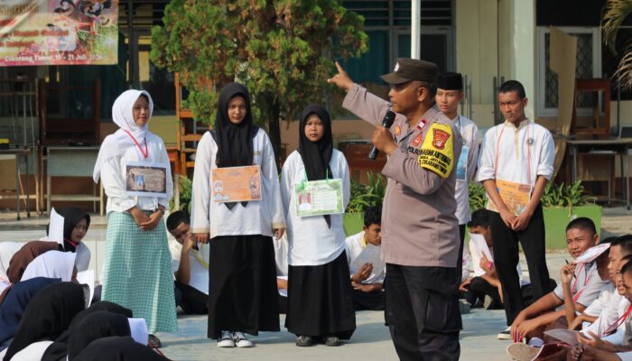 Polsek Cikarang Timur Sambangi SMAN 1 dalam Rangka Police Goes to School di Momen MPLS Ajak Siswa Baru Berprestasi Tanpa Kenakalan Remaja.
