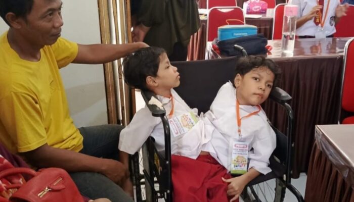 Bocah Kembar Siam di Subang Mengenyam Pendidikan, Ceria Jalani Hari Pertama Sekolah