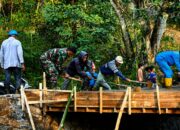 Wujud Kemanunggalan TNI-Rakyat, Kodim 0623/Cilegon Bangun Jembatan Beton di Kepuh