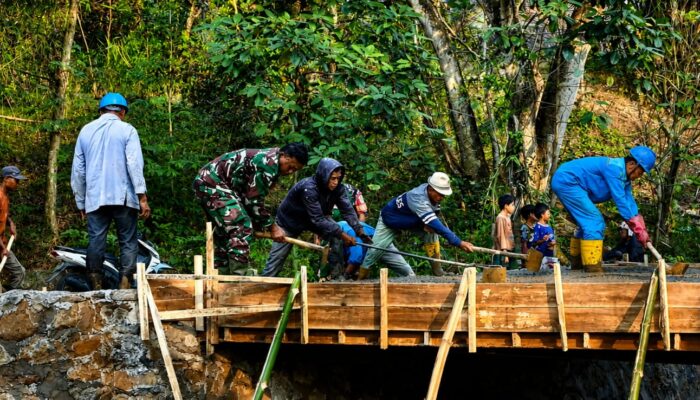 Wujud Kemanunggalan TNI-Rakyat, Kodim 0623/Cilegon Bangun Jembatan Beton di Kepuh