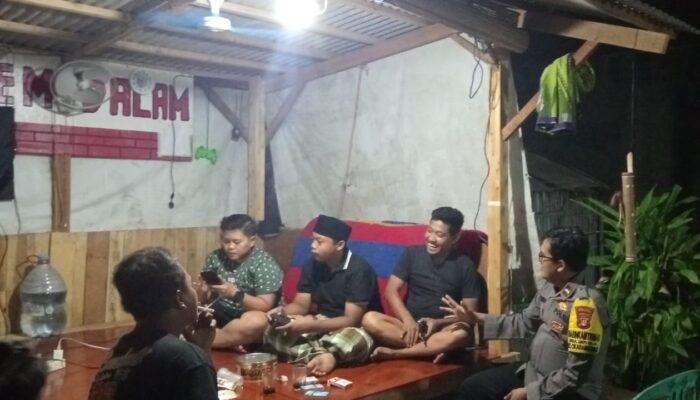 Dinginkan Suhu Politik Jelang Pilkades, Aipda Jonni Sutopo Sambangi Pos Kamling di Jatireja