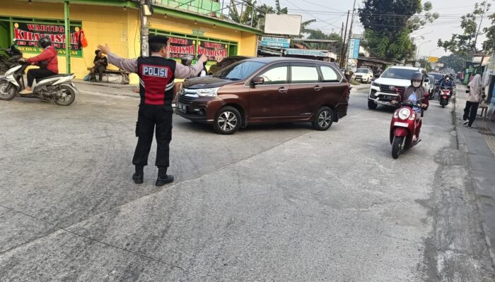 Gerak Cepat! Polsek Cikarang Timur Urai Kepadatan Pagi di 2 Titik Rawan Macet Jatireja – Jatibaru