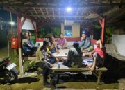 Ronda Malam Bareng Warga, Bripka Agung Sulistyo Sambangi Pos Kamling Cikarang Timur Imbau Manfaatkan Call Center 110