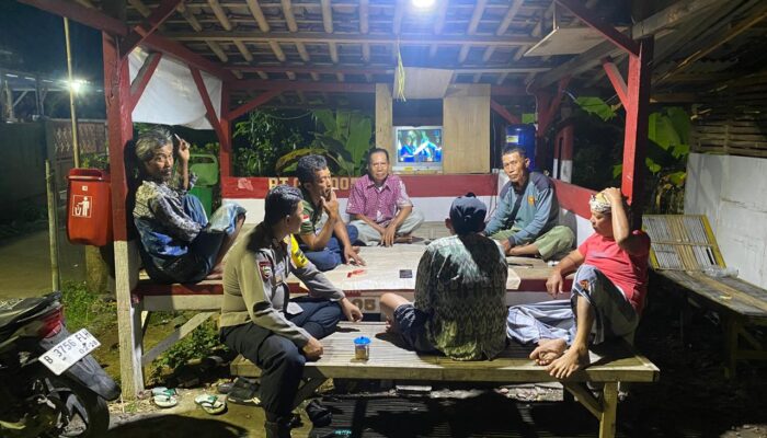 Ronda Malam Bareng Warga, Bripka Agung Sulistyo Sambangi Pos Kamling Cikarang Timur Imbau Manfaatkan Call Center 110