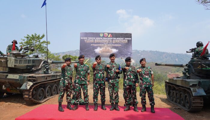 Tinjau Latbak Ranpur di Cipatat, Pangdam III/Siliwangi Jajal Langsung Tank Canon 105 Yonkav 4/KC