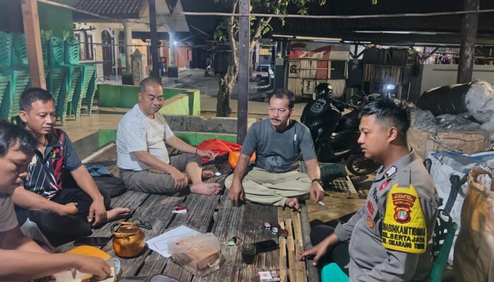 Patroli Tengah Malam di Rawabangkong, Bripka Suparman Ajak Warga Sertajaya Hidupkan Lagi Pos Ronda