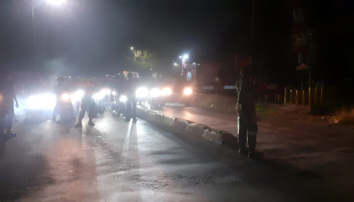 Jelang Kedatangan Presiden Prabowo, Koramil 08/Lemah Abang Sterilkan Perlintasan Kereta Api Kojengkang