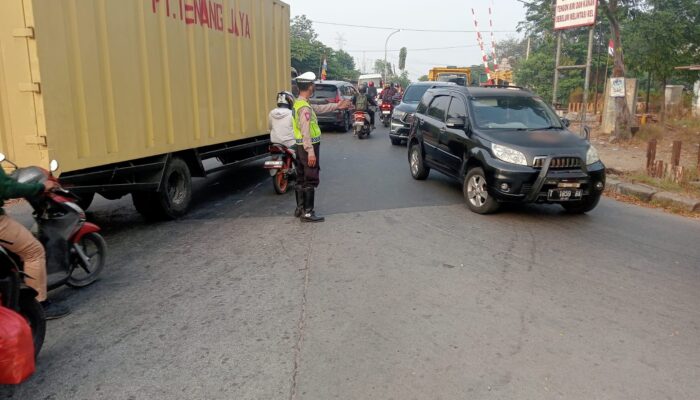 Urai Macet Pagi! Polsek Cikarang Timur Terjunkan Personel Gabungan di Kojengkang dan Graha Asri