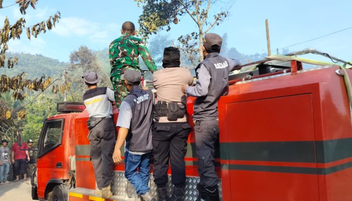 Gerak Cepat Babinsa Kodim 0605/Subang Padamkan Kebakaran Lahan di Karanganyar Pusakajaya, Cegah Api Merembet ke Pemukiman