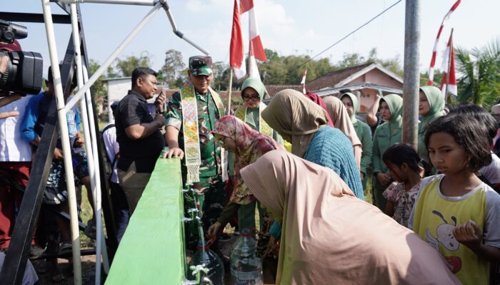 Pangdam III/Siliwangi Resmikan Sumur Bor Air Bersih di Cipicung Banyuresmi Garut, Tinjau Aset Kodam dan Serahkan 2.000 Bibit