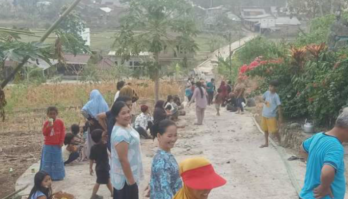 TAMPARAN KERAS! Kesal Diabaikan Pemerintah, Warga Kertajaya Garut Alihkan Dana Agustusan Buat Cor Jalan 250 Meter