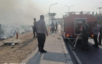 Polsek Cikarang Timur Gerak Cepat Cek TKP Kebakaran Lahan Kosong di Tanjungbaru, Api Padam Tanpa Korban