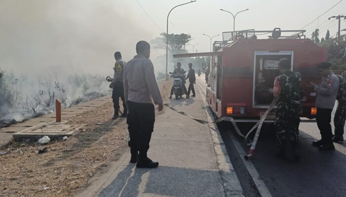 Polsek Cikarang Timur Gerak Cepat Cek TKP Kebakaran Lahan Kosong di Tanjungbaru, Api Padam Tanpa Korban