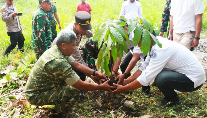 Sambut HUT TNI ke-81, Kodim 0509 Bekasi Tanam Pohon di Bantaran Sungai Citarum