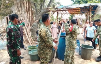 Gerak Cepat! Patroli Water Tank TNI Salurkan Air Bersih untuk 300 Jiwa Warga Kekeringan di Jayamulya Serang Baru