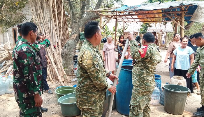 Gerak Cepat! Patroli Water Tank TNI Salurkan Air Bersih untuk 300 Jiwa Warga Kekeringan di Jayamulya Serang Baru