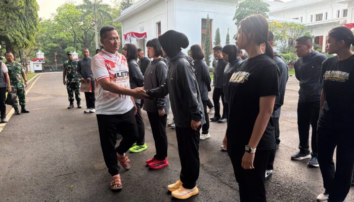 Bawa Nama Siliwangi, Pangdam III Mayjen Kosasih Lepas Kontingen Karate Berlaga di Piala Panglima TNI 2026 di Malang