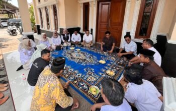 Hari Pertama Bertugas, Pj Kades Jatireja Charles Mardianus Sambangi Kades Terpilih H. Tebih Jaga Transisi Pemerintahan