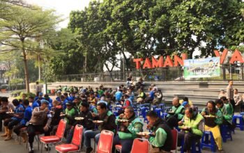 POLRI HUMANIS! Wakapolrestabes Bandung AKBP Dedi Wahyudi Bagikan 250 Porsi Makanan Gratis untuk Ojol, Gober & Pedagang di Taman Vanda