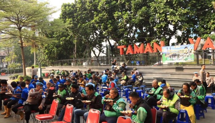 POLRI HUMANIS! Wakapolrestabes Bandung AKBP Dedi Wahyudi Bagikan 250 Porsi Makanan Gratis untuk Ojol, Gober & Pedagang di Taman Vanda