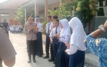 Polsek Cikarang Timur Gelar Program “Polisi Peduli Pendidikan” di SMPN 2 Cikarang Timur