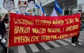 Demo 2 Tahun Prabowo-Gibran di Bandung Pecah: Massa Long March Gedung Merdeka – Simpang Lima, Gelar Benjang & Salat Magrib di Teras Braga