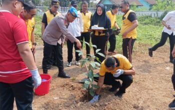 Hijauhkan Bekasi! Kapolres Metro Bekasi Tanam 70 Pohon di Lahan Kosong Cikarang Timur Dukung Green Policing
