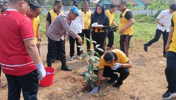 Hijauhkan Bekasi! Kapolres Metro Bekasi Tanam 70 Pohon di Lahan Kosong Cikarang Timur Dukung Green Policing