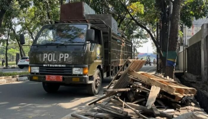 Heboh! Rumah 2 Lantai Tanpa PBG di Gang Empang Rancasari Ditertibkan Satpol PP Bandung, Bikin Dinding Tetangga Rembes