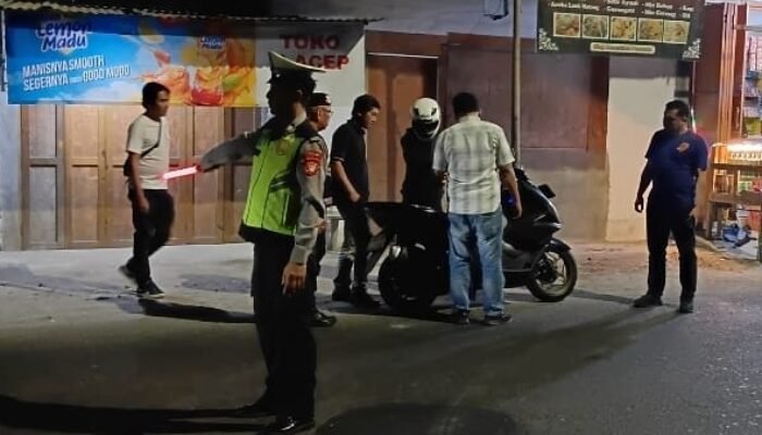 Dipimpin Ipda Rudi Hariandi, Polsek Cikarang Timur Sisir Jalan Raya Citarik Lama – Cegah Kejahatan Malam