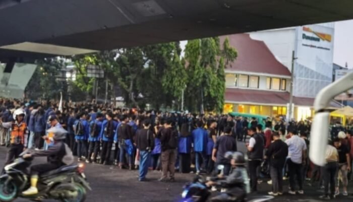 Bandung Memanas! Ratusan Mahasiswa BEM SI Geruduk DPRD Jabar, Bawa 8 Tuntutan Evaluasi Pemerintahan Prabowo-Gibran